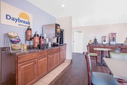 Days Inn by Wyndham Perry Near Fairgrounds image 11